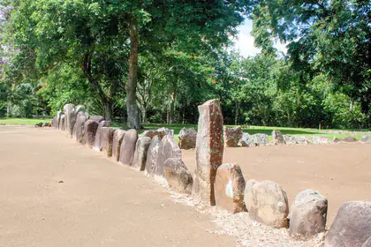 Vista documental de un batey delimitado con piedra en Caguana, Borikén