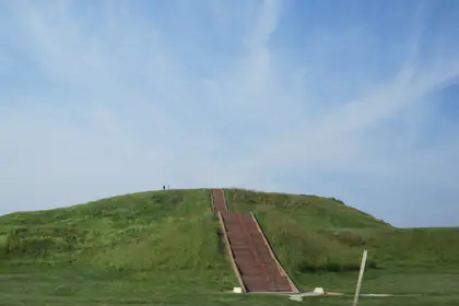 Vista documental de Monks Mound en Cahokia