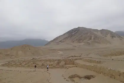 Vista documental de la plaza circular hundida del Anfiteatro de Caral