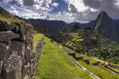 Panorama documental de Machu Picchu, sus terrazas y la montaña