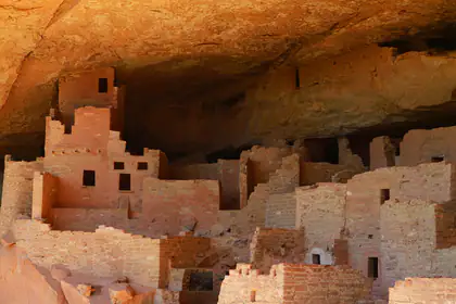 Vista documental de una vivienda en acantilado en Mesa Verde