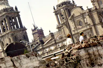 Restos del Templo Mayor frente a edificios del centro histórico de la Ciudad de México