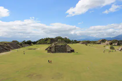 Vista actual de la Gran Plaza de Dani Baá / Monte Albán