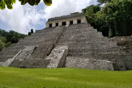 Vista actual del Templo de las Inscripciones en Lakamha’ / Palenque