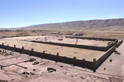Vista documental de Kalasasaya en el sitio arqueológico de Tiwanaku
