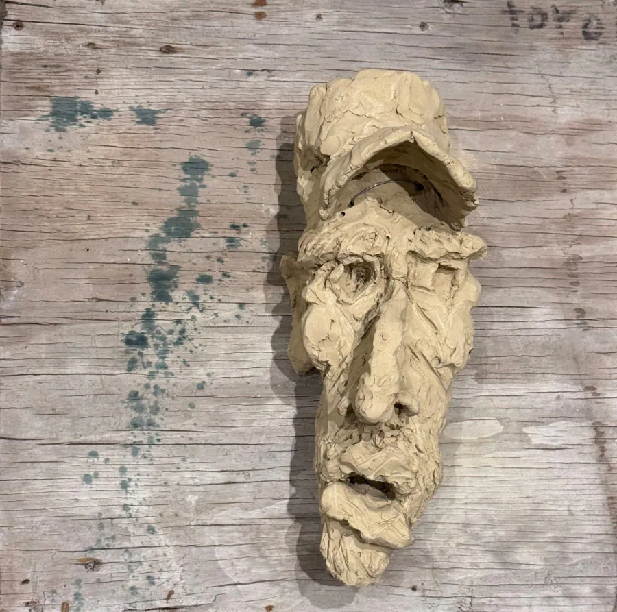 Cabeza Lumpen, obra original de Toro Amillategui; Escultura en barro sobre retablo de madera · 45 x 45 x 25 cm · 2026,...